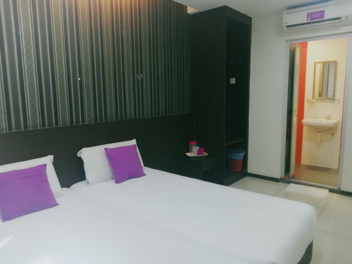 Remember Hotel Bukit Gambir Экстерьер фото